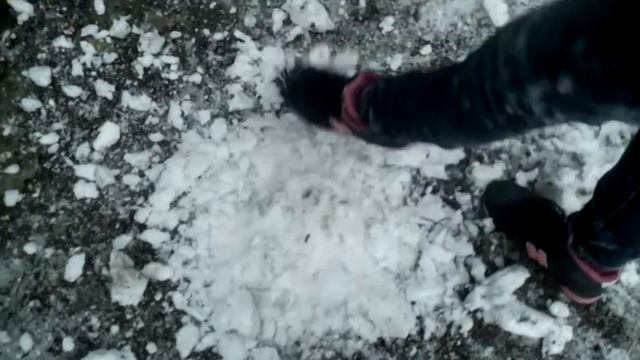 Первый снежок. Кидаем с окна...