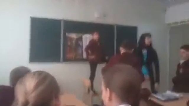 Бешеный пацан залез на стол