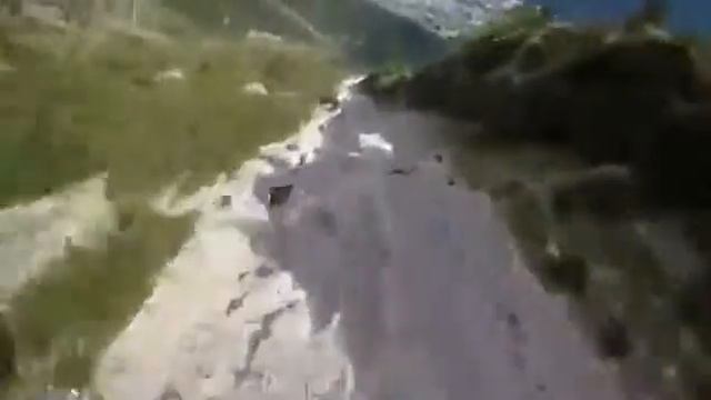 Невероятно опасный полет в костюме вингсьют