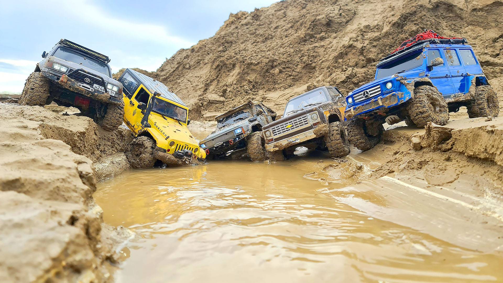 Радиоуправляемые Внедорожники Застряли в грязи – Спасение лебедками!