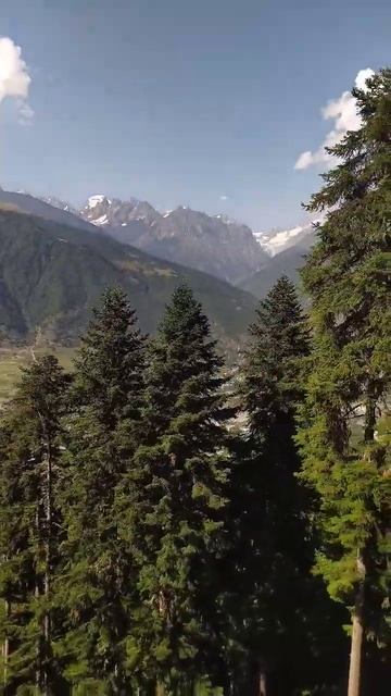 Прекрасные виды Местии и на Ушбу при спуске в открытой кабинке по канатной дороге с горы