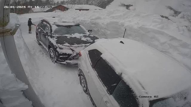Женщина убирала снег. И с крыши повалил огромный снег ужас 😰САХАЛИН
