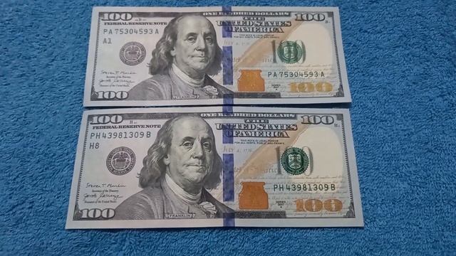 ДВЕ БАНКНОТЫ по 100 ДОЛЛАРОВ номером серии на синем пол?