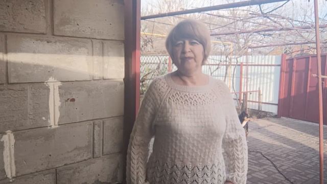 Показываю джемпер на себе