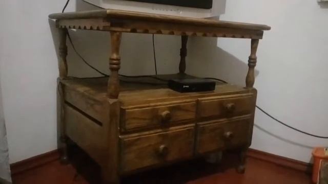 Тумбочка под небольшой телеаізор