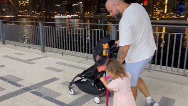 Учимся Кататься На Самокате в 2,6 Года По Дубаю и Играем