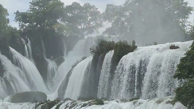 Водопад Дэтянь на границе Китая и Вьетнама