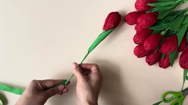 Тюльпаны из гофрированной бумаги с конфетой