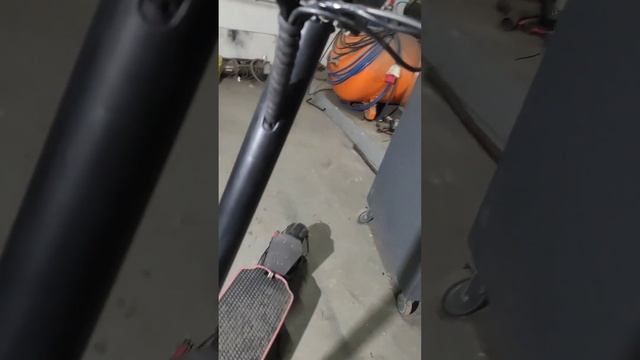 Металева стойка руля на любий електросамокат на відео
