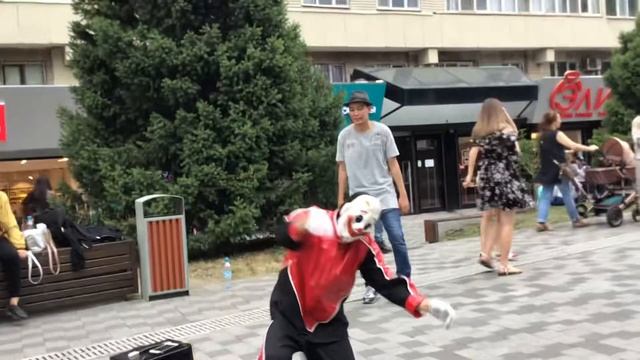 Танцующий и весёлый клоун