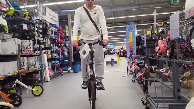 Катание на роликах и велосипедах в магазине – вот что