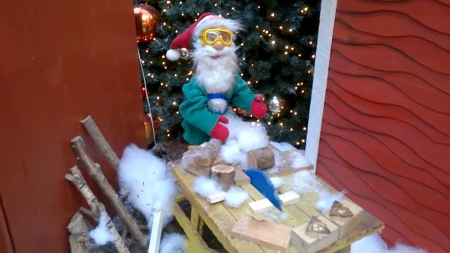 Гном дрочит возле пилорамы !!! Новогодняя ёлка в Вестпарке