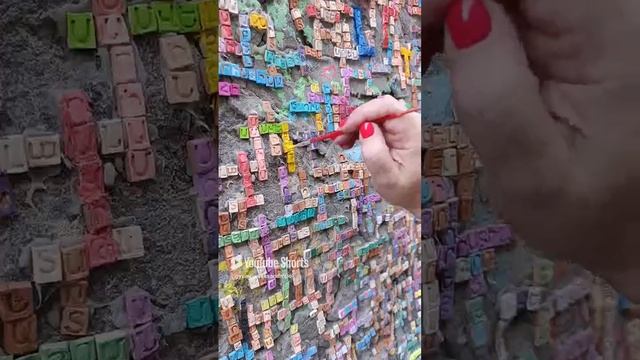 Директор детского сада из Твери пишет свое имя на стене 