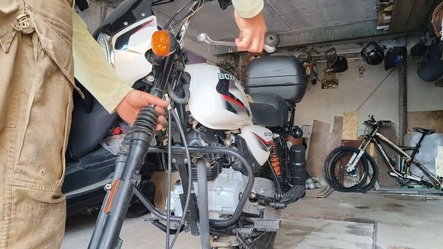 Bajaj Boxer. Заміна масла у вилці.