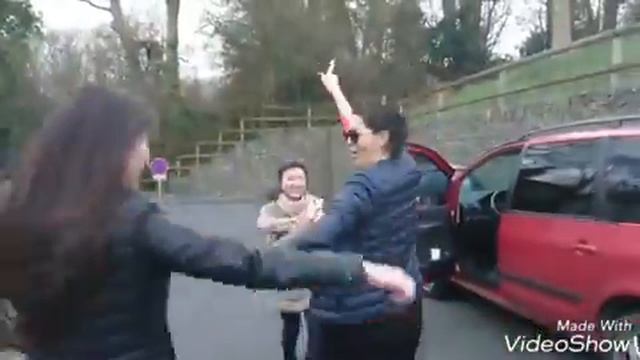 Казашки танцуют во Франции