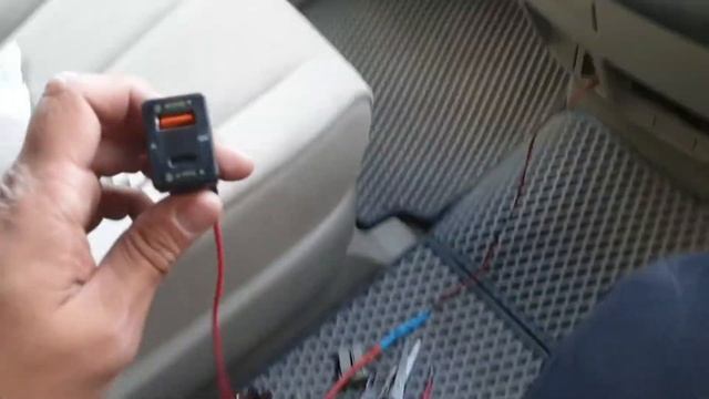 Зарядка для телефона и вольтметр в штатное место Toyota Es