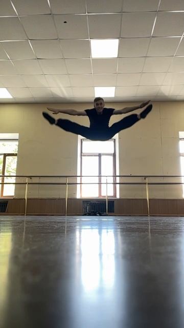 Разножка #shorts #dance #танцы #разножка #балет