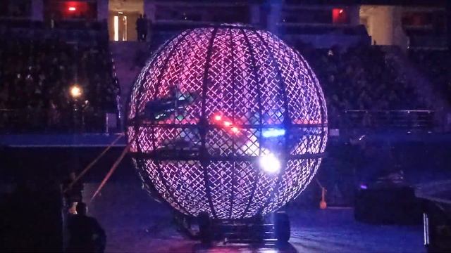 Новогодняя Ёлка в Чижовка Арена 25 12 22 7 Четыре мотоцикла в шаре