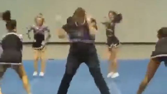 Парень в группе поддержки просто жесть