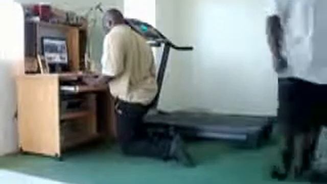 Брэйк данс на беговой дорожке   прикол!