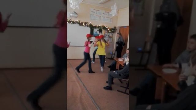 Мы в классе танцуем патимейкера