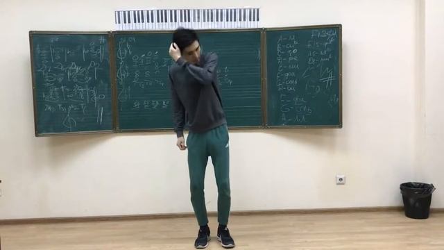 Рыскалиев Мукагали Танец хип хоп под музыку 1 курс Домбыра