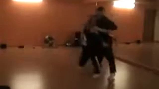 парень с девушкой танцуют Хип Хоп .. Супер !