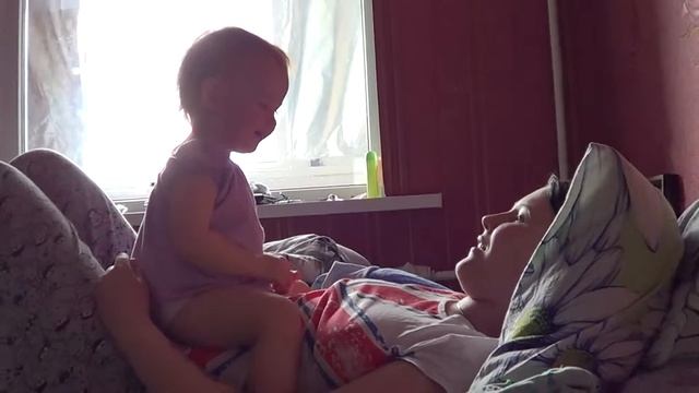 скачет на маме