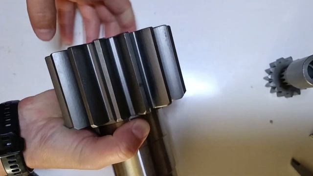 Hitachi EX60 вал редуктора поворота баши экскаватора 89527441890