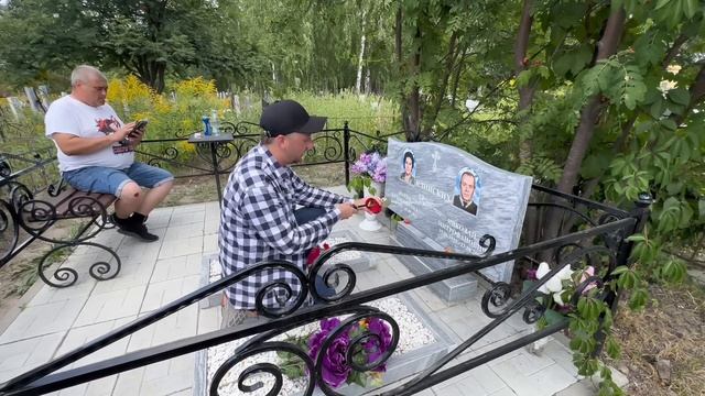 На могиле родителей Юрия Хоя (СЕКТОР ГАЗА) установили ?