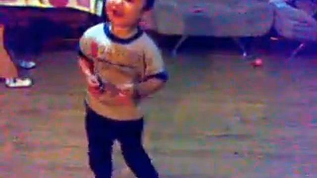 малыш танцует под Psy - Gentleman