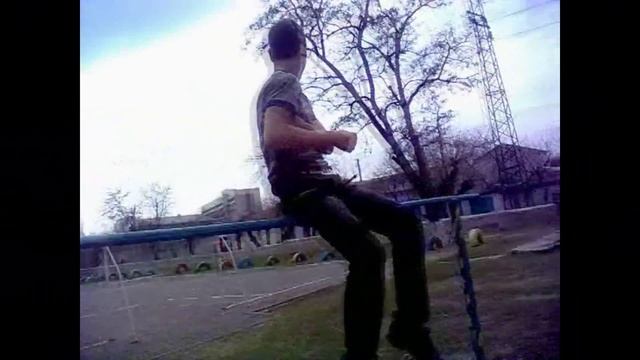 как я учил выход из под турника и испанский выход.wmv