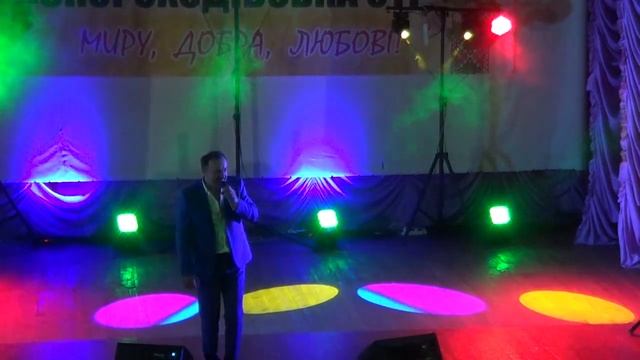 Олена Білоконь і Олексій Похвала, а також шоу-балет FLASH на сцені Скороходівського будинку культур