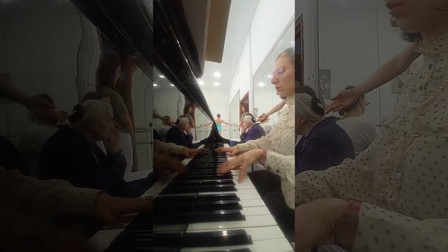 Ласковая, плавная музыка к движению Rond De Jambe Parterre. #ronddejambeparterre  #classicballet