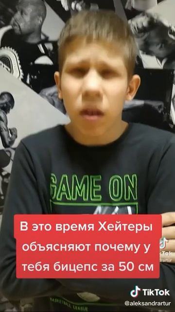 Тренируешь бицепс гантелями по 45 кг с читтингом. #спорт #прикол #качок