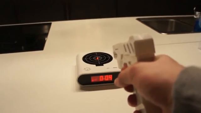 Будильник с мишенью и с лазерным пистолетом  Gun Alarm Clock
