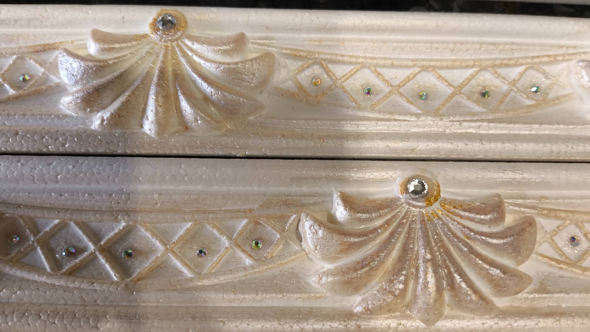 Преобразила потолочный плинтус.