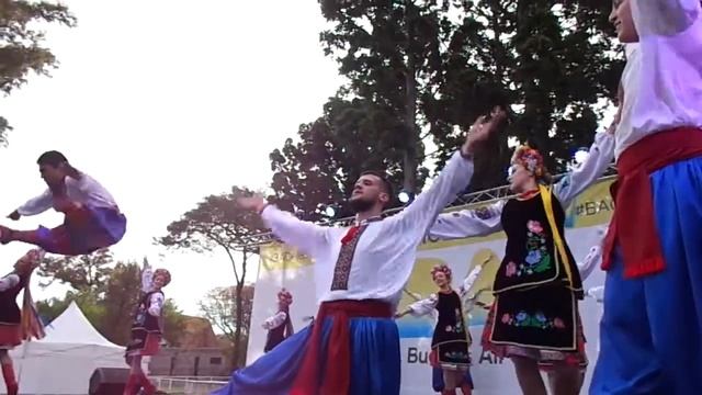Traditional Ukrainian Dance / Традиційний український танець / Danza Tr