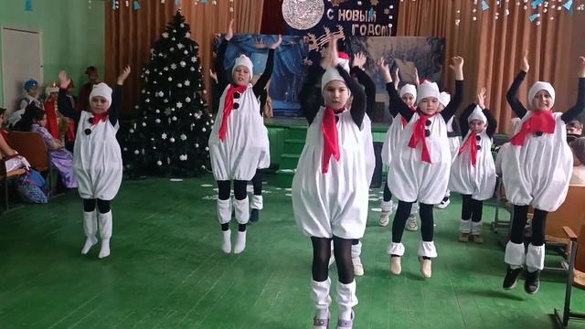 Новогодний флешмоб Снеговиков.