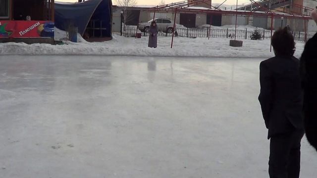 Необычный танец жениха на коньках!!!