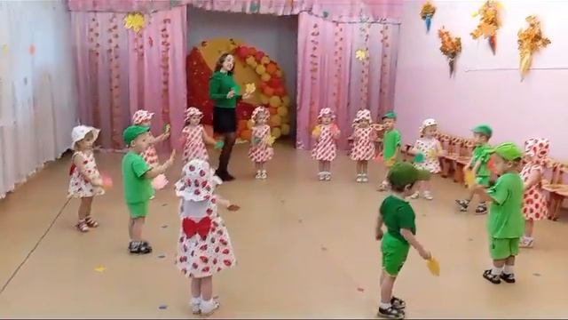 Танец с листочками. 1 младшая группа.