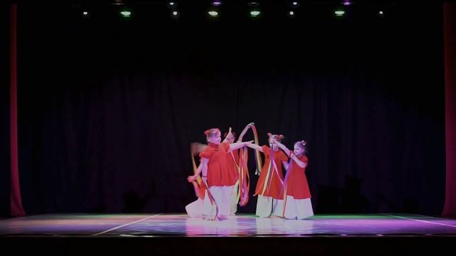 Chinese New Year - Dance With Ribbons.  Китайский Новый Год - танец с лен