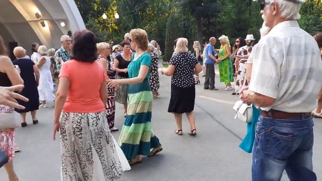 ИНТЕРЕСНЫЙ МОМЕНТ!💃🕺👍/ТАНЦЫ В ПАРКЕ ГОРЬКОГО ХАРЬК