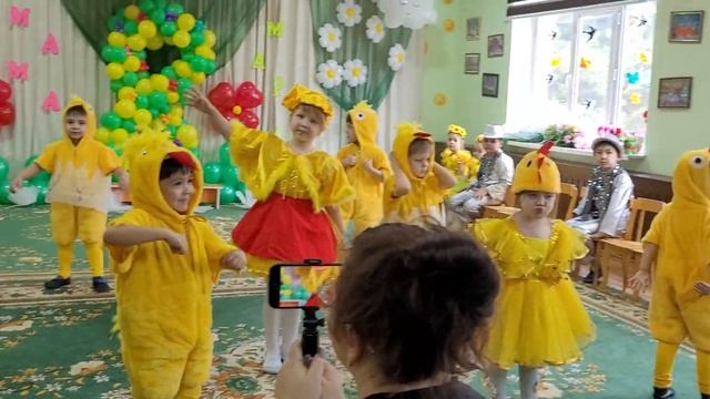 3. 8 МАРТА. Танец маленьких цыплят