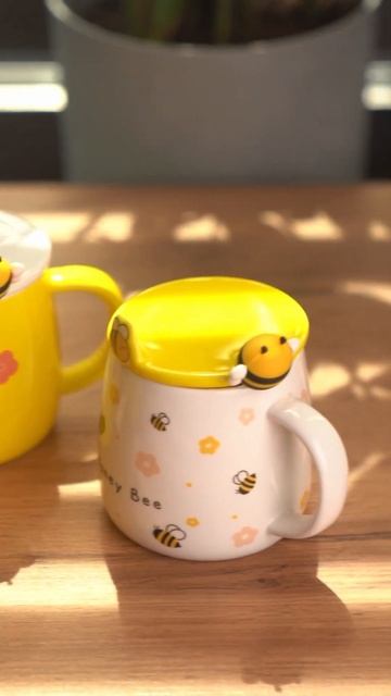 Огляд / Чашка керамічна Bee 450 мл з кришкою та ложкою, Beauti