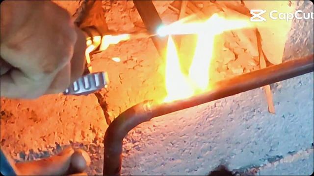 СВАРЩИК ВАРИТ НЕ ПЕРЕРЫВ ГАЗ.  Смелость или отсутствие