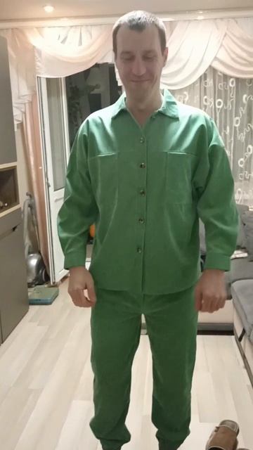 Муж примеряет костюм жены