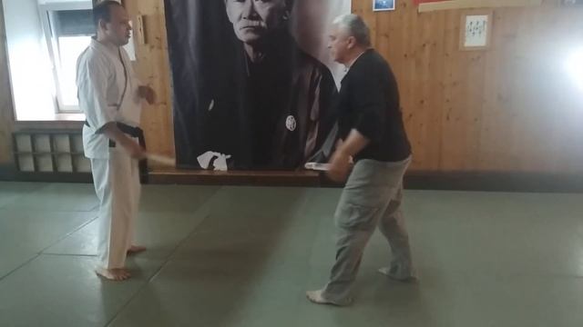 Встречная атака ножом показ