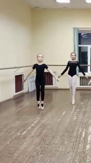 Самые первые шаги на пуантах... #дети #балет