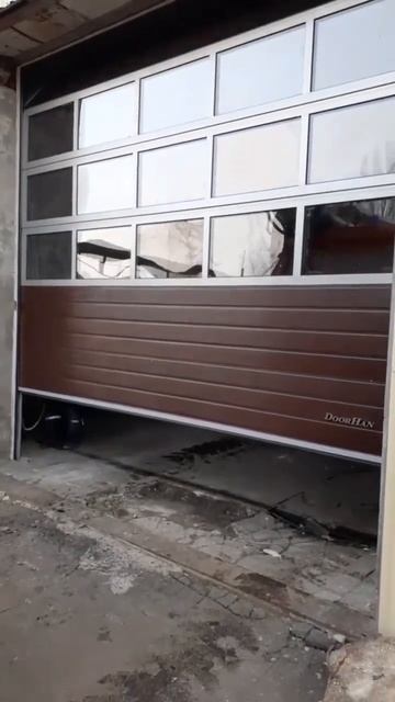 Ворота с панорамным остеклением коричневые DoorHan ISD 01